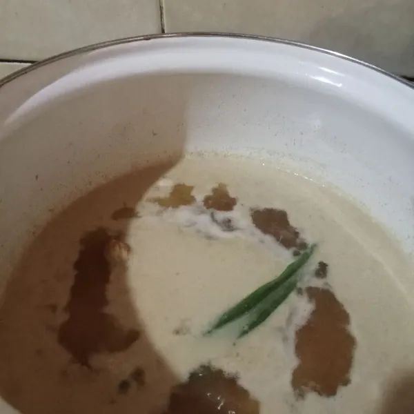 Setelah mendidih, tuang bajigur dengan cara disaring ke dalam cangkir berisi kopi hitam. Kemudian, aduk rata. Sajikan segera!