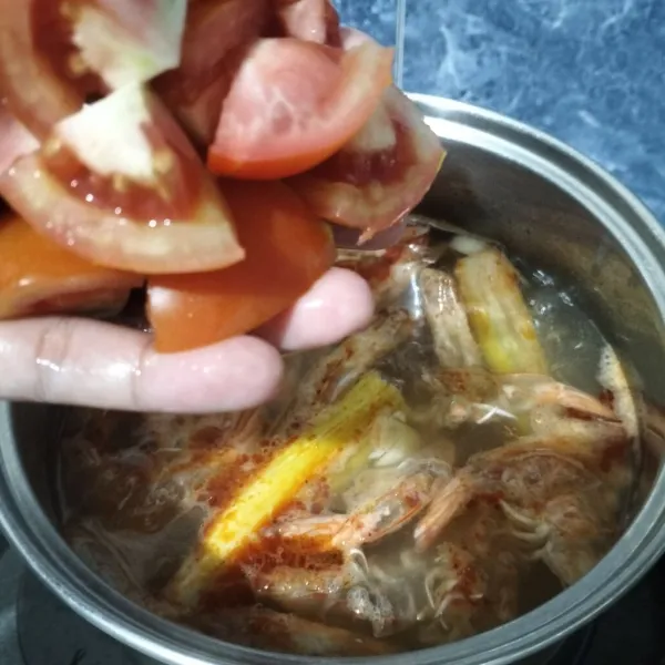 Masukkan tomat, beri garam dan penyedap. Jangan lupa tes rasanya, masak hingga matang. Siap disajikan!