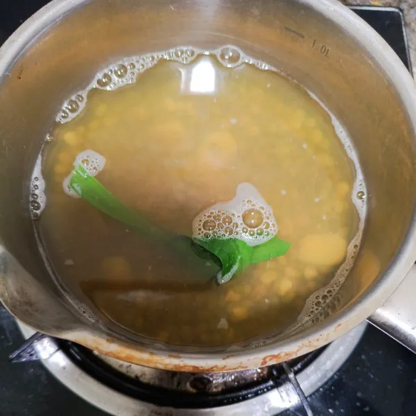 Masukkan daun pandan dan sejumput garam.