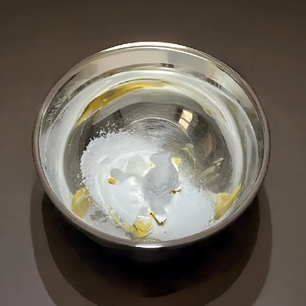 Masukkan 110 gr mentega ke dalam mangkuk besar, aduk hingga lembut dan halus menggunakan spatula. Tambahkan 45 gr gula halus, aduk hingga tercampur rata dan teksturnya menjadi ringan.