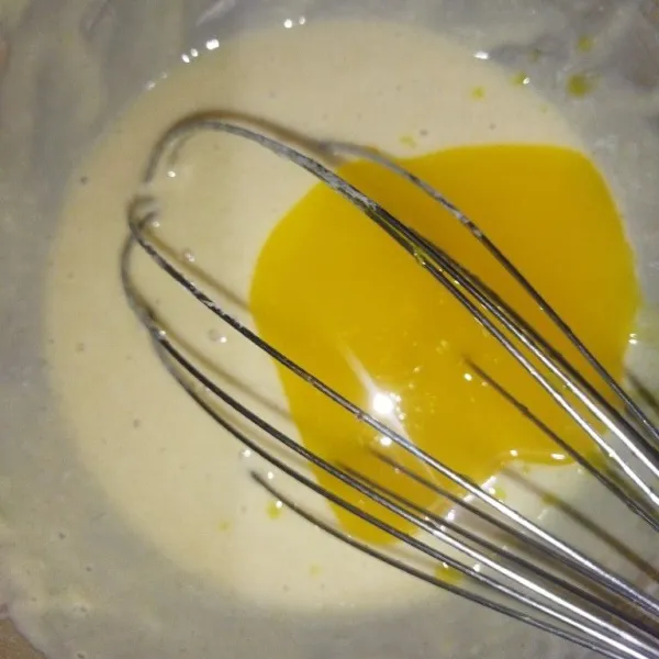 Masukkan margarin cair, aduk rata kembali.