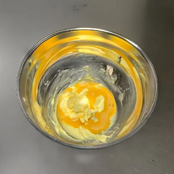 Tuang 30 gr telur yang sudah dikocok lepas ke dalam adonan, aduk hingga seluruh bahan menyatu sempurna.