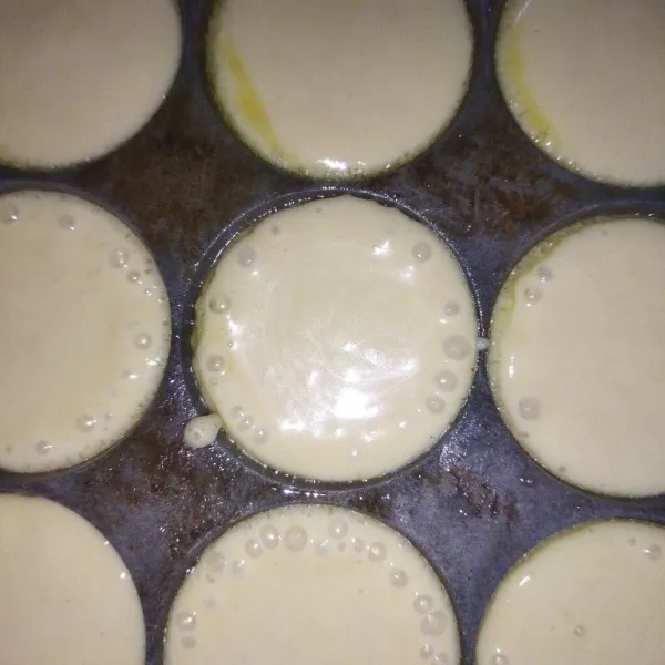 Oles cetakan dengan margarin, lalu tuang adonan setinggi 3/4 dari tinggi cetakan.
