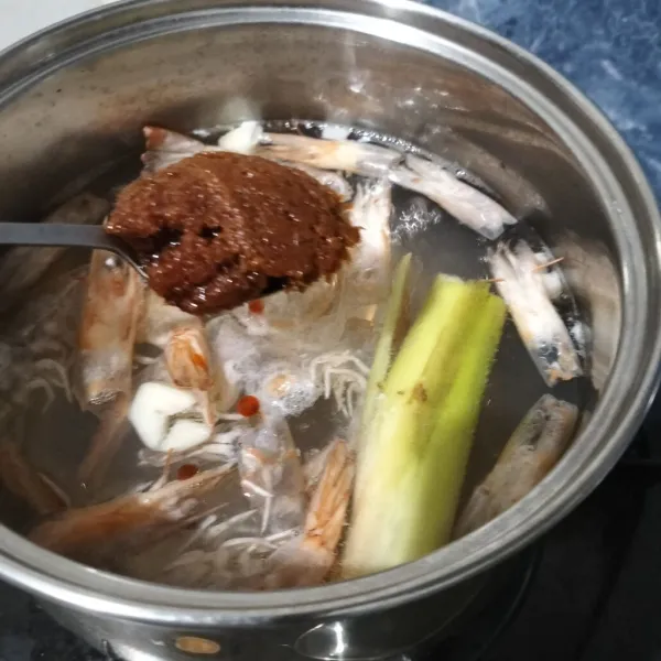 Masukkan bumbu tomyum, lalu aduk.