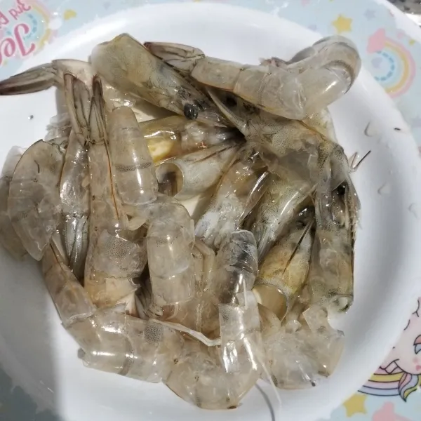 Cuci bersih kulit dan kepala udang. Sisihkan.