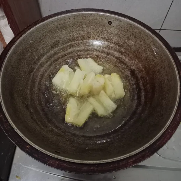 Goreng keju sampai matang kecoklatan. Sajikan di piring saji, taburi atasnya dengan keju parut!