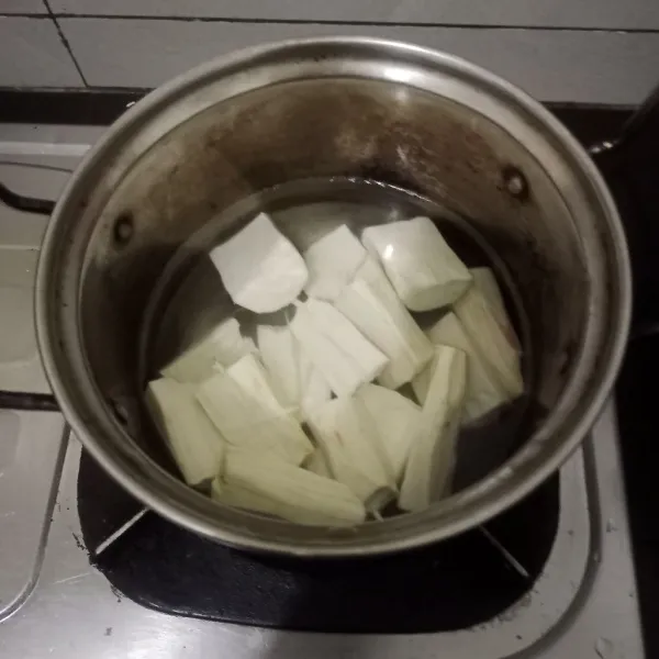 Didihkan air, masukkan singkong ke dalam rebusan air.