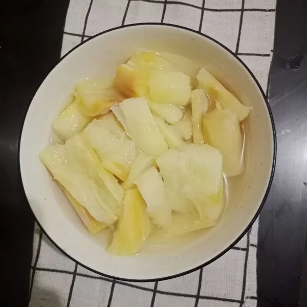 Setelah itu, langsung masukkan ke dalam air es.