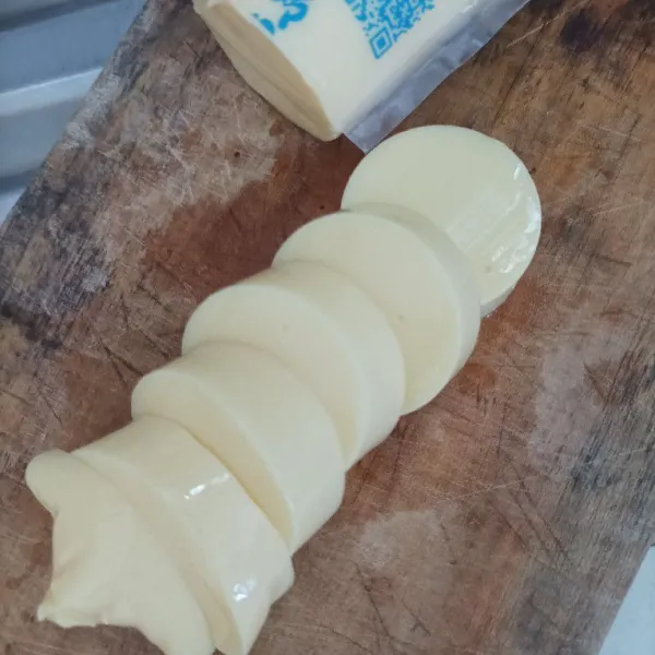 Potong-potong tofu sesuai selera.