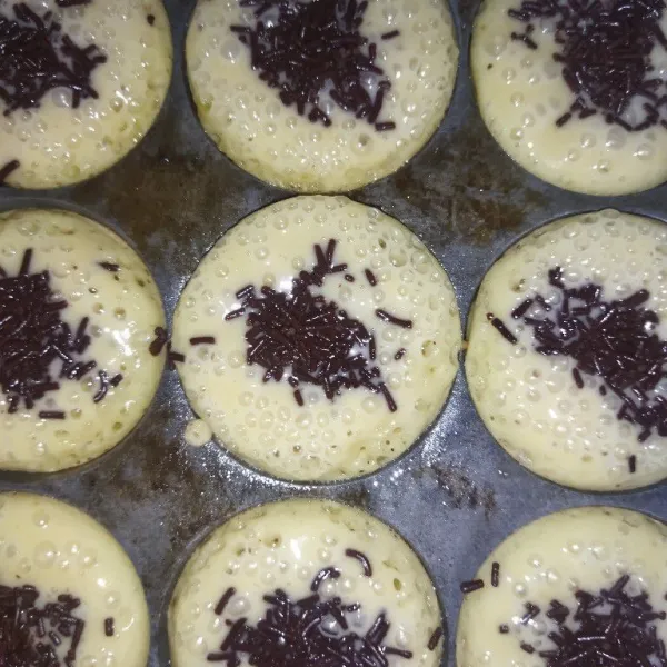 Kalau sudah mulai keluar gelembung, taburi meses coklat secukupnya, biarkan hingga matang atau setengah matang (tingkat kematangannya sesuai selera). Setelah itu, angkat. Sajikan!