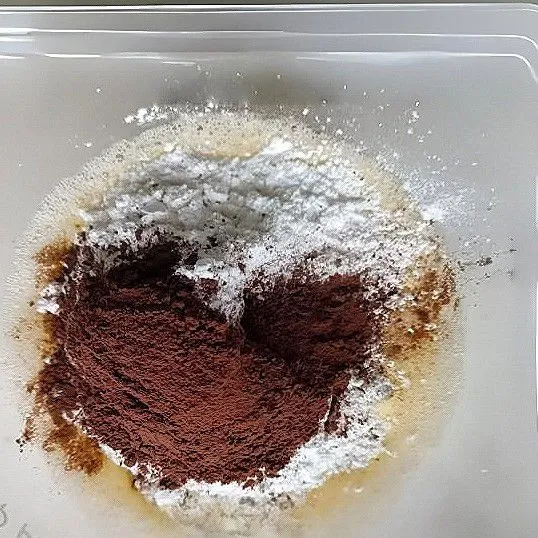 Campurkan mentega cair dengan 27 gr gula halus dan 1 butir telur kecil dalam mangkuk besar. Kemudian, aduk rata menggunakan whisk.