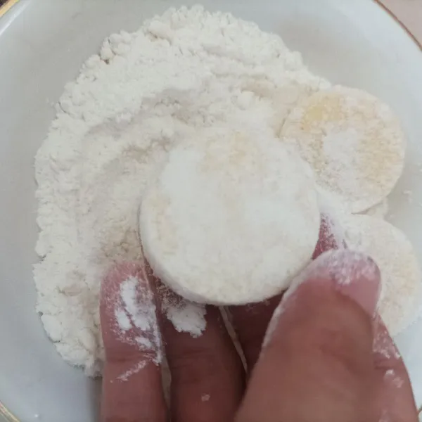 Lumuri tofu dengan tepung serbaguna.