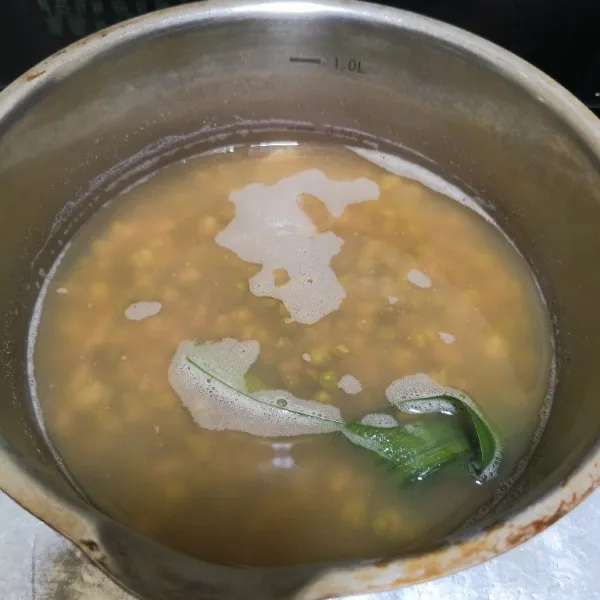 Rebus sampai matang dan air menyusut hingga jadi 1 gelas.