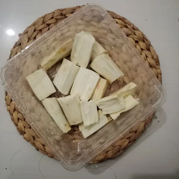 Kupas kulit singkong, iris-iris lalu cuci bersih.