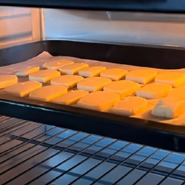 Susun potongan adonan di atas loyang yang sudah dialasi kertas roti. Panggang dalam oven dengan suhu 170°C selama 20 menit atau hingga bagian bawah cookies berwarna keemasan.