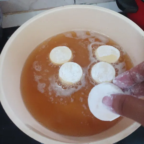 Kemudian, goreng hingga golden brown. Setelah itu, angkat dan tiriskan.