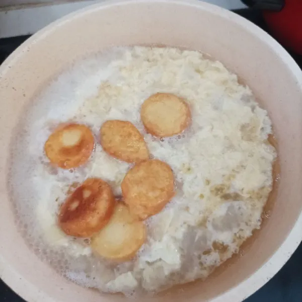 Masukkan tofu yang telah digoreng. Tambahkan garam, kaldu jamur, dan lada. Kemudian, koreksi rasanya.