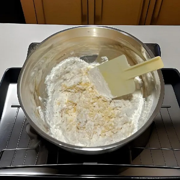 Ayak 140 gr tepung terigu protein rendah, lalu masukkan ke dalam adonan. Aduk perlahan menggunakan spatula hingga semua bahan tercampur dan tidak ada sisa tepung.