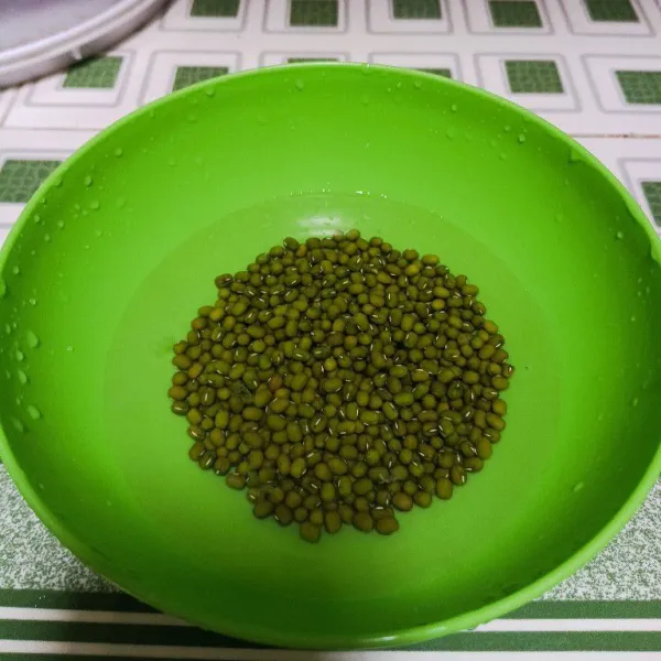 Cuci dan rendam kacang hijau.