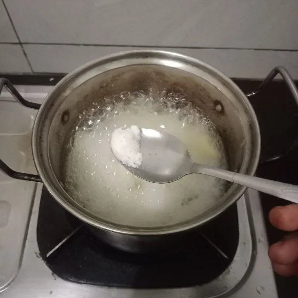 Masukkan penyedap garam, lalu rebus selama 20 menit.