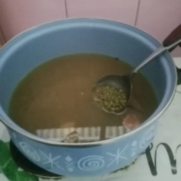 Rebus kacang hijau, jahe sampai empuk dan matang