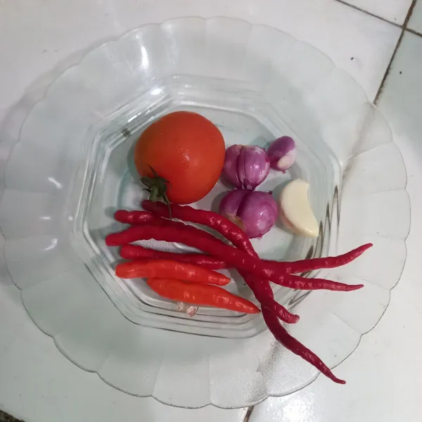 Cuci bersih cabe, bawang - bawangan, dan tomat.