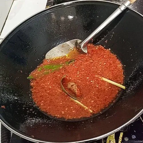 Tumis hingga bumbu matang dan harum.