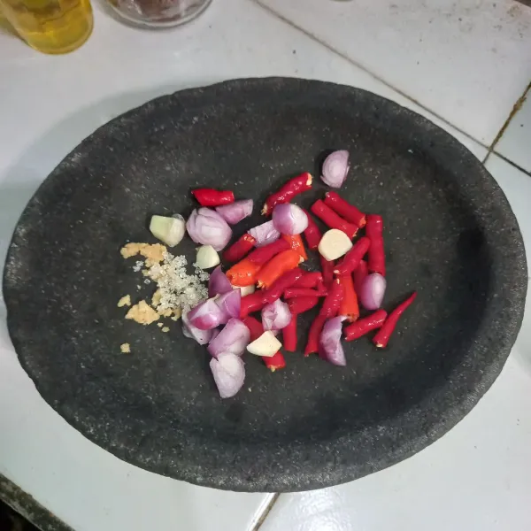 Potong cabe dan bawang - bawangan, pindahkan dalam cobek, lalu tambahkan gula dan penyedap rasa.