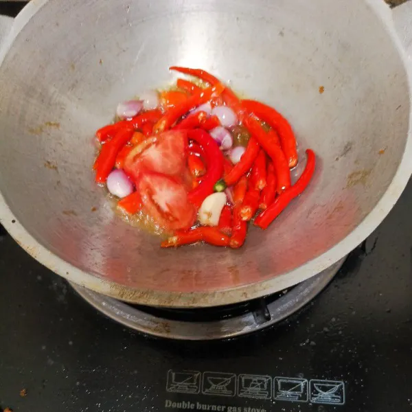 Goreng cabe, bawang, dan tomat.