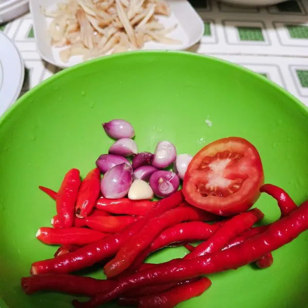 Cuci bahan - bahan untuk sambal.
