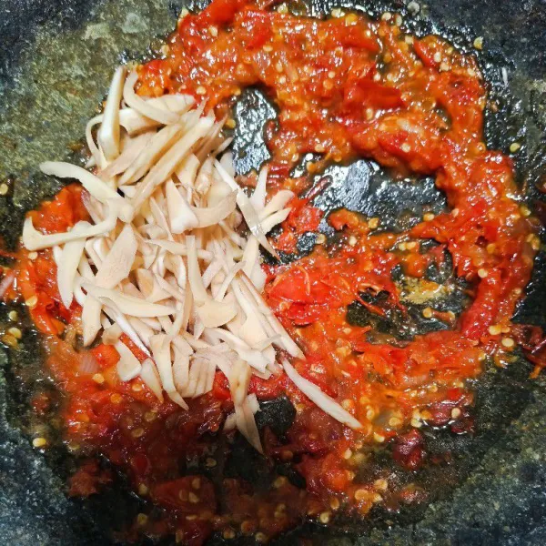 Masukkan salak yang sudah diiris.