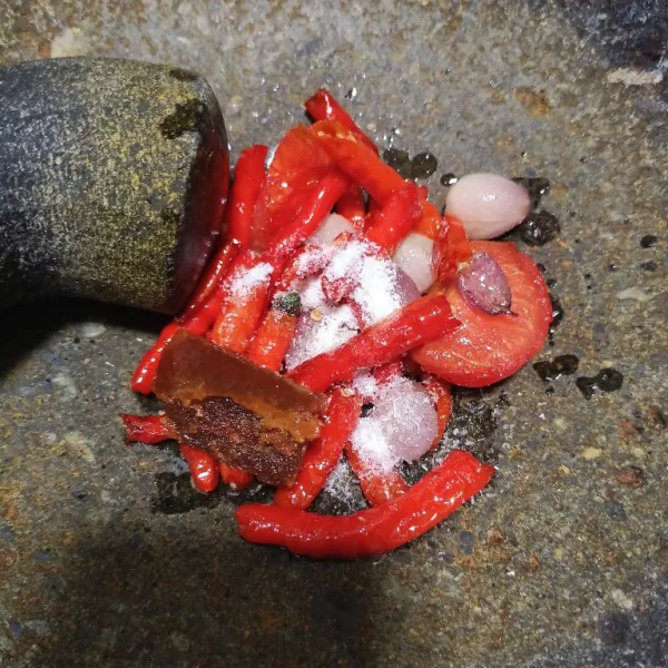Kemudian ulek dengan garam, penyedap, dan gula merah.