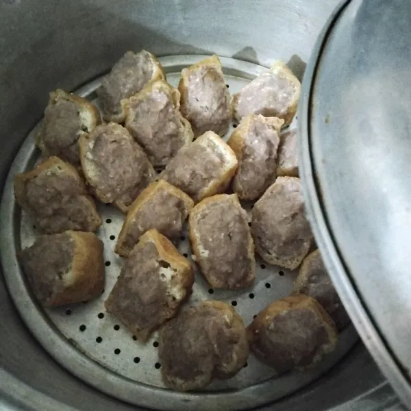 Panaskan kukusan terlebih dahulu, kukus tahu bakso selama 25 menit
