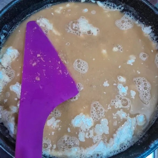 Biang:
Letakkan di pan tepung terigu, penyedap rasa, garam halus, tuangkan kaldu udang, aduk hingga tercampur dengan baik. Nyalakan kompor dan masak dengan api kecil hingga biang mengental dan semua cairan terserap, matikan kompor. Dan aduk-aduk terus hingga uap panasnya hilang. Adonan biang yang terigunya dimasak untuk rasa pempeknya lebih enak dibandingkan adonan biang yang terigunya disiram dengan air panas karena adonan biang yang terigunya disiram air panas sepintas masih terasa aroma tepung terigunya ketika jadi pempek.