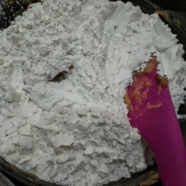Masukkan tepung tapioka secara bertahap.