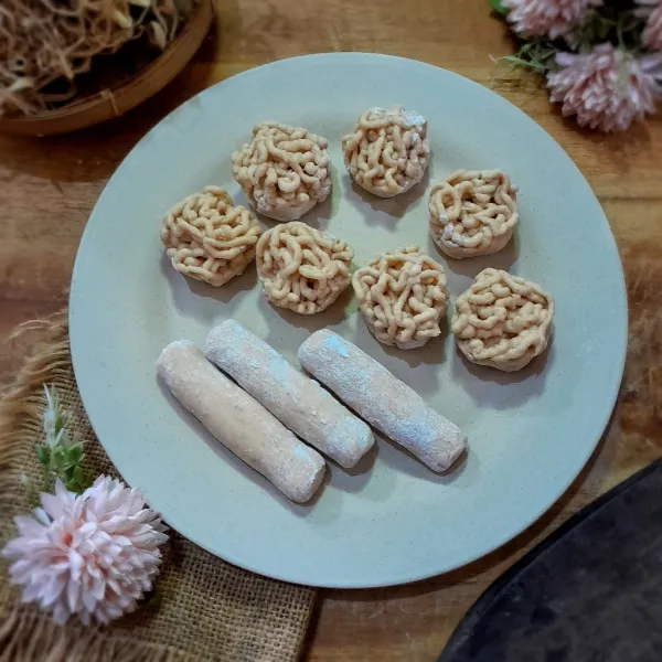 Timbang adonan pempek seberat 30 gr atau sesuai selera. Balur kedua telapak tangan dengan tepung tapioka ekstra lalu bentuk adonan pempek sesuai selera bisa berbentuk pempek lenjer, pempek keriting, pempek telur dan sebagainya.