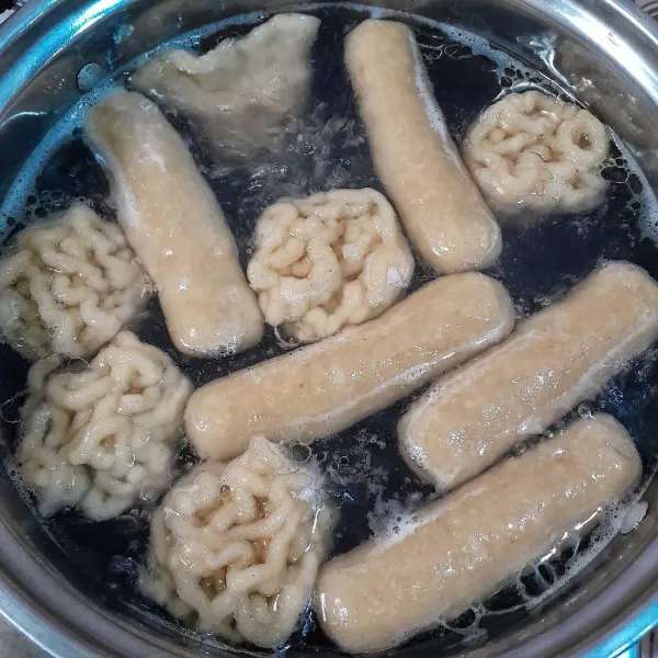 Didihkan air dengan api sedang cenderung kecil, tuangkan 1 sdm minyak sayur lalu rebus pempek hingga mengapung. Untuk pempek telur direbus agak sedikit lama ketika terlihat sudah mengapung tetap rebus pempek telur selama 10 menit. Angkat pempek yang sudah mengapung lalu rendam di air suhu ruang, angkat dan tiriskan. Sajikan pempek dengan cukonya jika suka untuk pempek lenjer, pempek telur boleh digoreng kalau pempek keriting disajikan memang tidak untuk digoreng.