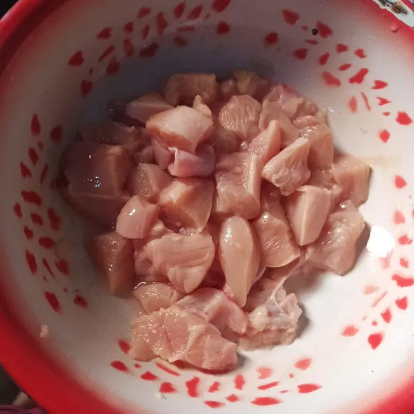 Cuci bersih dada ayam , lalu potong kecil