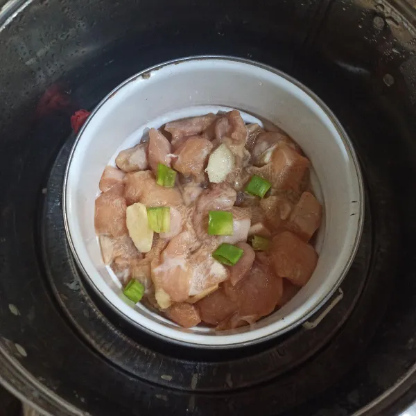 Letakan di wadah anti panas. Beri daun pre, kukus sampai matang