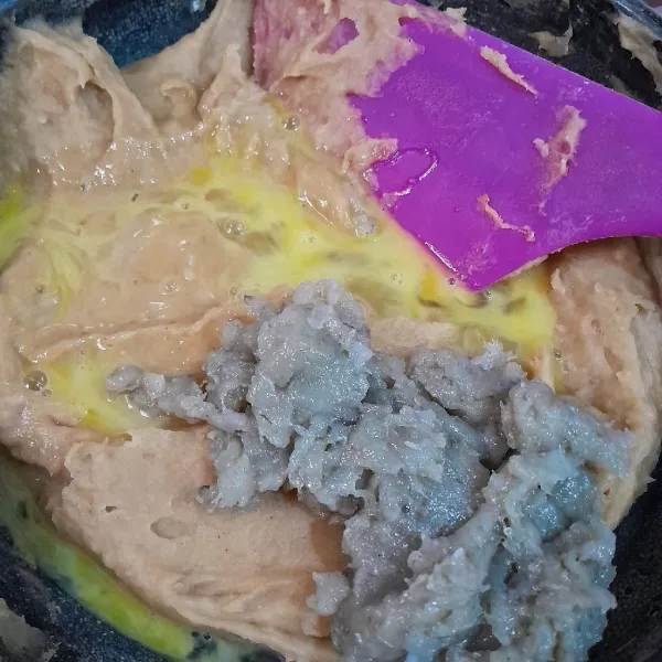 Masukkan daging udang, telur ayam, aduk hingga tercampur dengan baik.