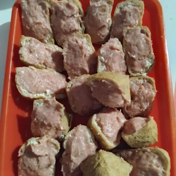 Ambil tahu satu persatu, isi dengan adonan bakso, lahkukan hingga semua bahan habis