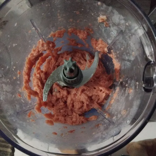 Potong daging kecil-kecil terlebih dahulu, lalu coper hingga setengah halus, masukan putih telur dan es batu, chopper kembali. Masukan tepung, duo bawang yang sudah di goreng, baking powder, garam, kaldu bubuk, dan lada, chopper lagi hingga halus dan tercampur merata.