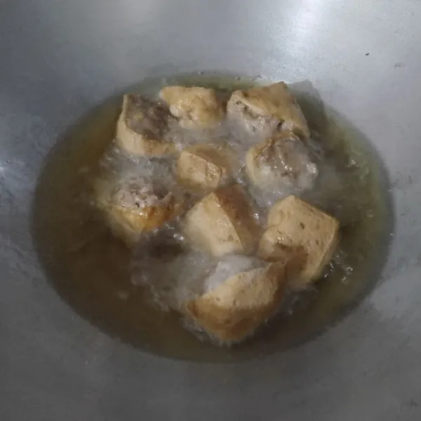 Panaskan minyak, goreng tahu bakso hingga matang, angkat dan tiriskan.