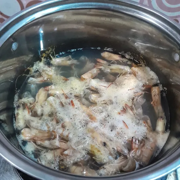 Letakkan kepala dan kulit udang di panci, tuangkan air mineral dan rebus hingga mendidih. Lalu blender hingga halus, saring dan takar volume kaldu udang sebanyak 500 ml.