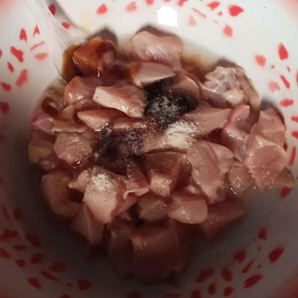 Beri saus tiram, kecap inggris, garam, lada bubuk