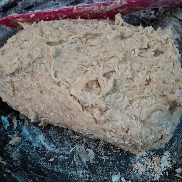 Aduk hingga tercampur dengan baik. Usahakan ketika mengaduk adonan cukup menggunakan spatula ataupun centong kayu atau apa saja. Karena jika menggunakan tangan dikhawatirkan adonan pempek akan keras dan alot. Adonan pempek ini memang lengket ditangan untuk itu diperlukan tepung tapioka ekstra untuk membalur kedua telapak tangan ketika membentuk pempek.