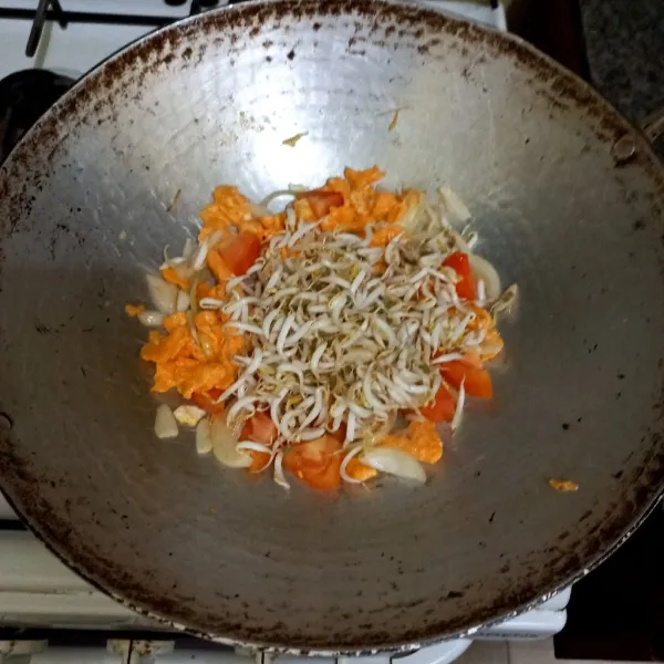 Tambahkan tauge, aduk rata