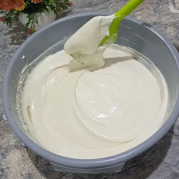 Ratakan aduk balik dengan spatula