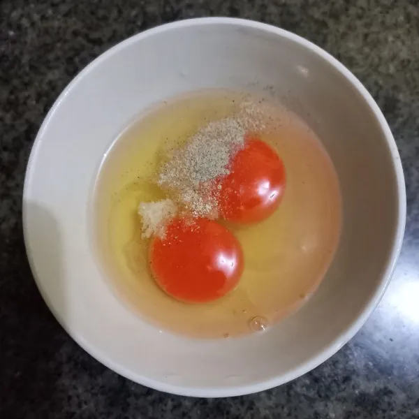 Kocok lepas telur ayam bersama sedikit garam, kaldu jamur dan merica bubuk