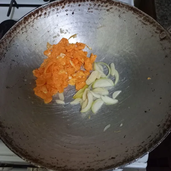 Masukan irisan bawang putih dan bawang bombay masak hingga bawang harum